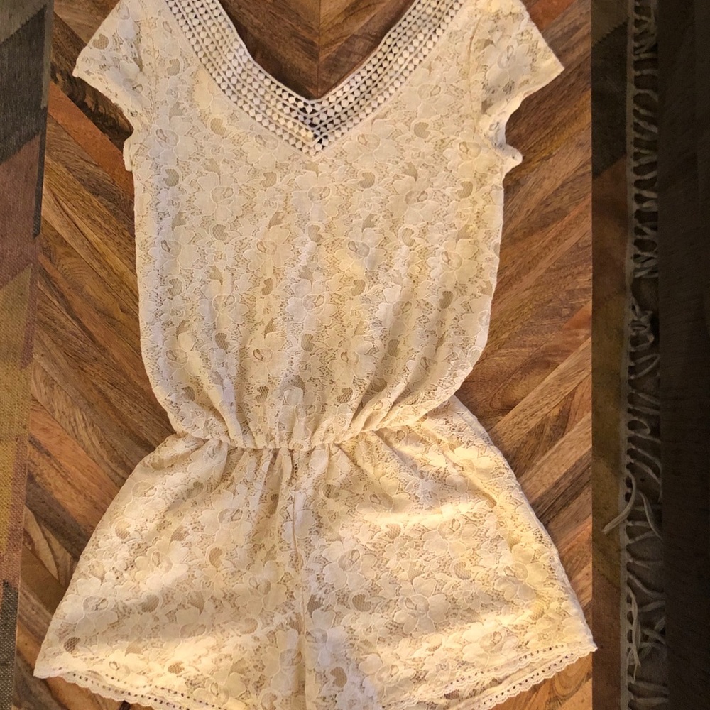 Xhilaration Women’s XS cream lace romper